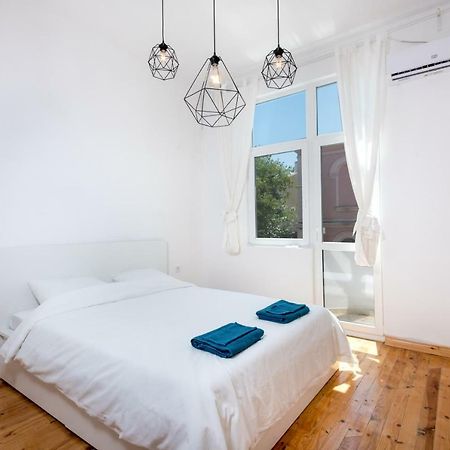The White Apartment - Bogoridi Main Street Burgas Extérieur photo