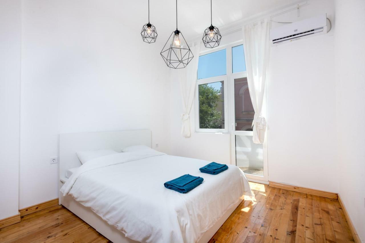 The White Apartment - Bogoridi Main Street Burgas Extérieur photo